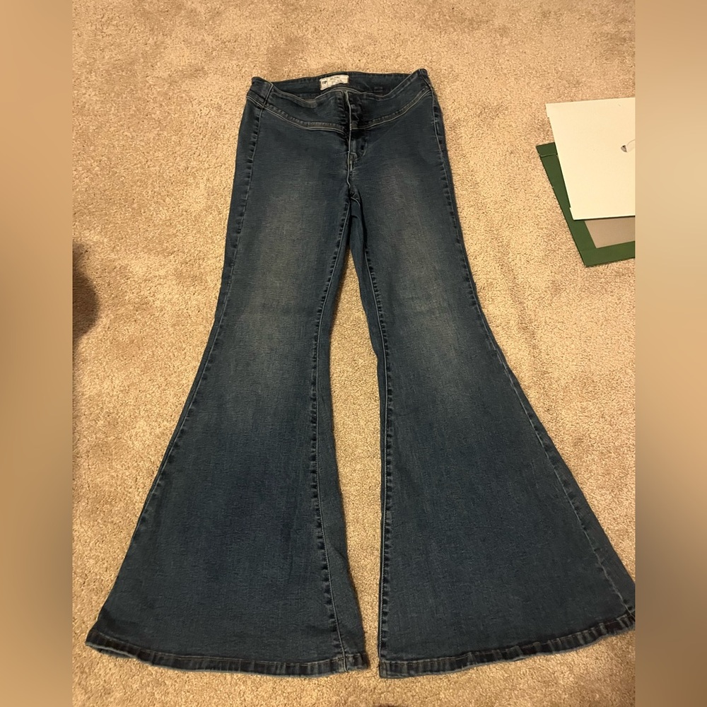 Free people bell bottom jeans: Size- 30